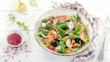 Tavuk göğsü ve sebzeli salata.