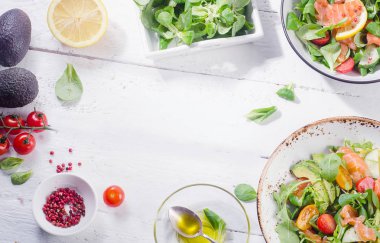  Kiraz domates ile Somon salata