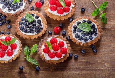 taze Ahududu ve yaban mersini ile tart