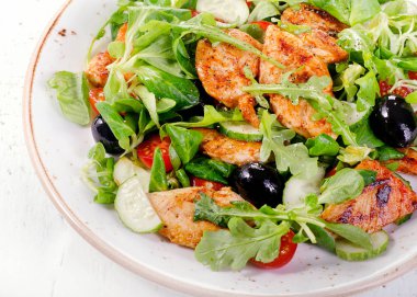 tavuk ve domatesli Roka Salatası