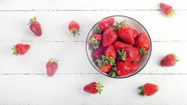 Kabın içinde ham çilek