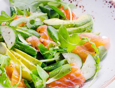 Somon salata salatalık ve roka 