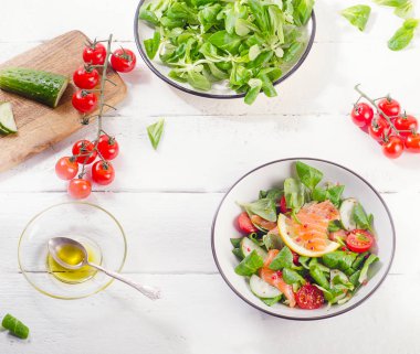 Taze somon salata ve kase ıspanak