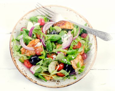 Tavuk göğsü ve sebzeli salata.