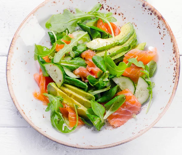 Ensalada de salmón con pepinos y rúcula —  Fotos de Stock