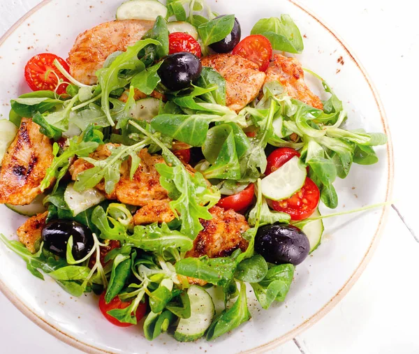 Salada com frango e rúcula com tomate — Fotografia de Stock