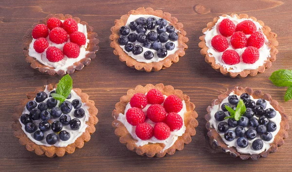 Tartas dulces con frambuesas frescas y arándanos — Foto de Stock