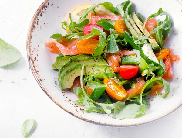 Ensalada de salmón fresco con tomates cherry —  Fotos de Stock