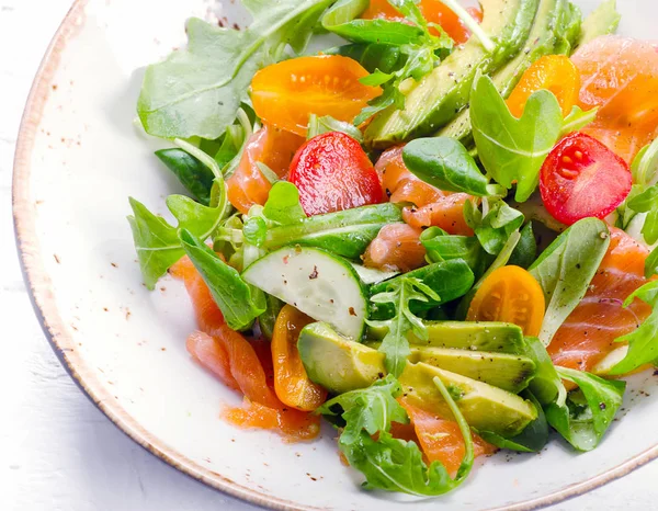 Ensalada de salmón con pepinos y rúcula — Foto de Stock