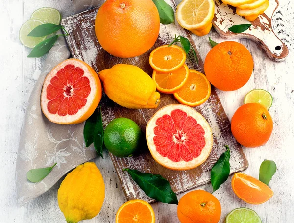 Fresh citrus fruits with cutting boards — Stock Photo, Image