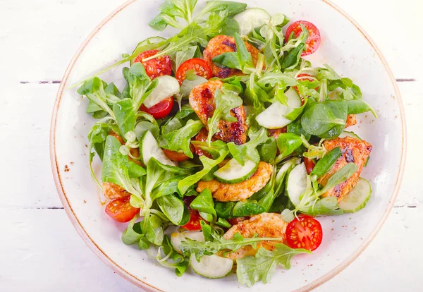 Salada fresca saudável com peito de frango — Fotografia de Stock