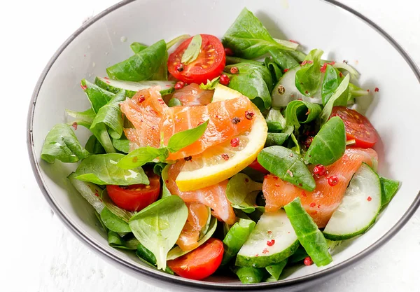 Ensalada de salmón fresco — Foto de Stock