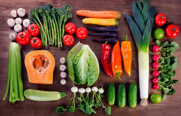 Abbondanza di verdure con frutta sul tavolo di legno — Foto Stock