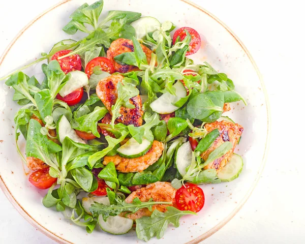 Ensalada fresca saludable con pechuga de pollo —  Fotos de Stock