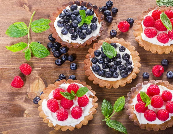 taze Ahududu ve yaban mersini ile tart