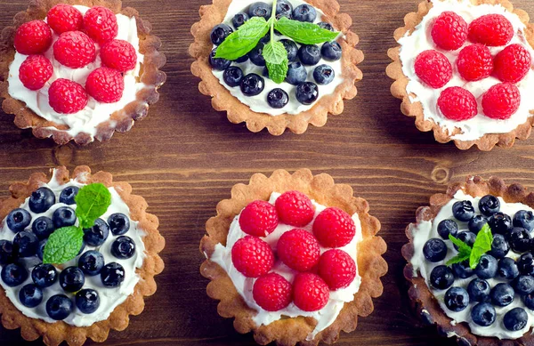 Rows of homemade sweet tarts — Stock Photo, Image