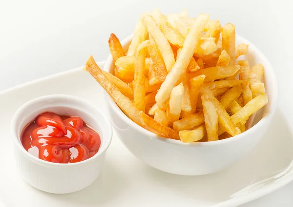 Färska pommes frites med tomatsås — Stockfoto