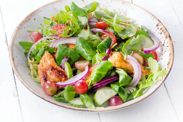Salada fresca com frango e legumes — Fotografia de Stock