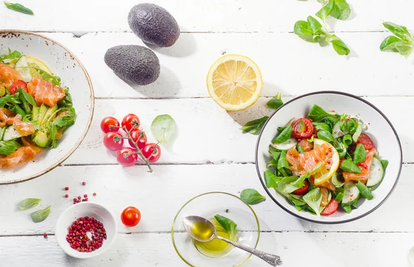 Salmon salad with cherry tomatoes and oil — Stock Photo, Image