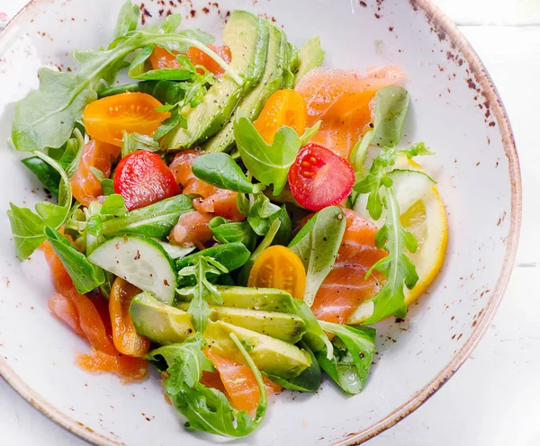 Salada de salmão fresca com tomate cereja — Fotografia de Stock