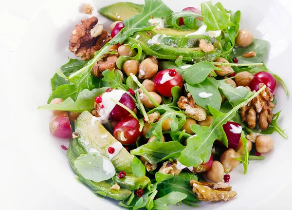 Salat mit Kichererbsen und Trauben mit Walnüssen — Stockfoto