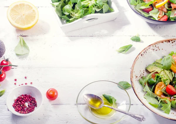Салат з лососем з вишневими помідорами та олією — стокове фото