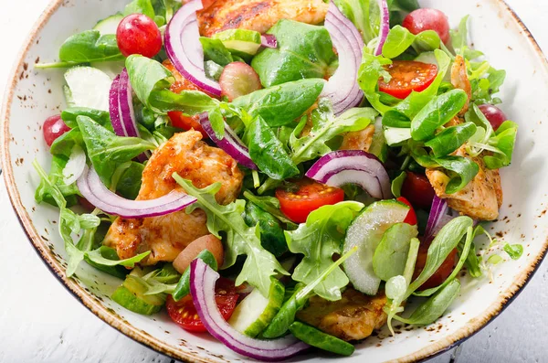 Ensalada fresca con pollo y verduras — Foto de Stock