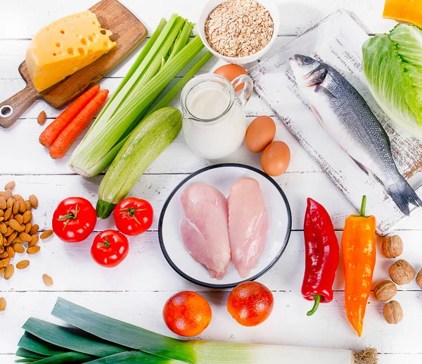 Abundancia de verduras con frutas en la mesa de madera —  Fotos de Stock