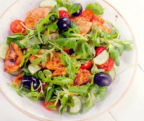 Salad with chicken breast and arugula with olives — Stock Photo, Image
