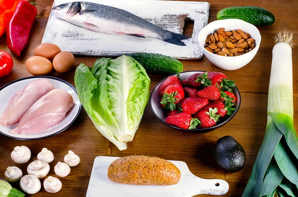 Überfluss an Gemüse mit Obst auf Holztisch — Stockfoto