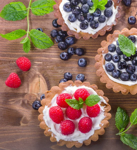 Вкусные пирожные со свежей малиной и черникой — стоковое фото