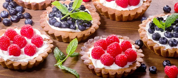 Sweet tarts with fresh raspberries and blueberries — Stock Photo, Image