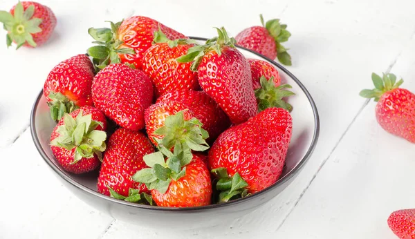 在碗里的原始草莓 — 图库照片