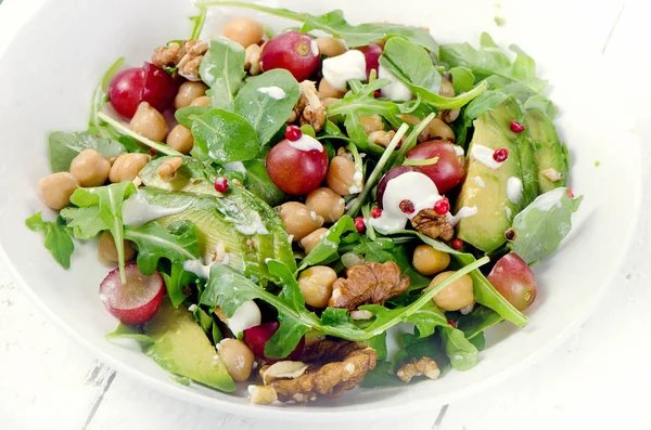 Salat mit Kichererbsen und Trauben mit Walnüssen — Stockfoto