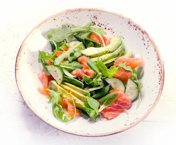 Salada de salmão com pepinos e arugula — Fotografia de Stock
