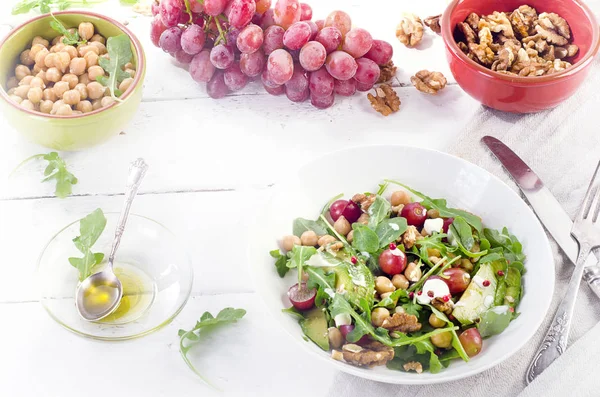 Salada com grão de bico e uva com noz — Fotografia de Stock