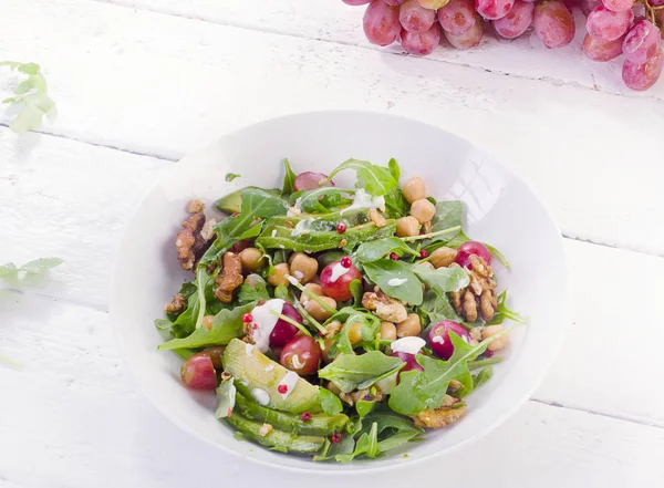 Nohut ve cevizli üzüm salatası — Stok fotoğraf