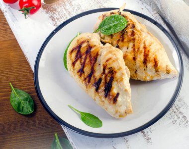 Yaprakları ile Sağlıklı ızgara tavuk göğsü