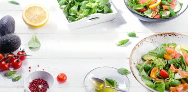 Beyaz bir tablo taze somon salata