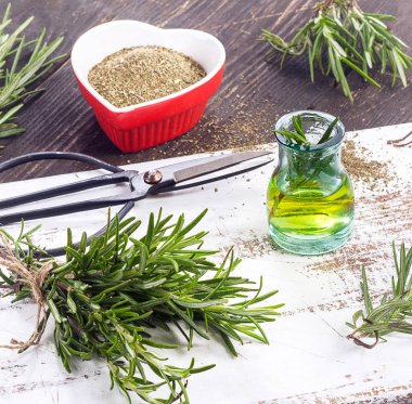 Taze ve kuru biberiye ve petrol