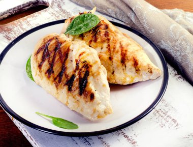 Yaprakları ile Sağlıklı ızgara tavuk göğsü