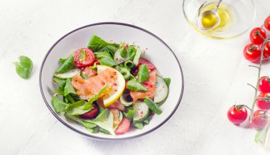 Sebzeli somon salatası..