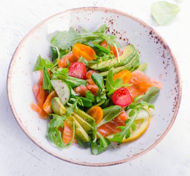 Kiraz domates ile Somon salata