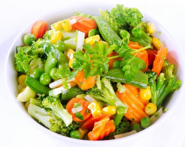 Beyaz tabakta karışık sebze