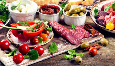 Rustik bir tahta üzerinde meze