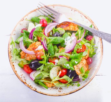 Taze salata tavuk göğsü ve sebze ile
