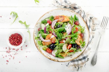 Taze salata tavuk göğsü ve sebze ile