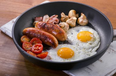 İngiliz kahvaltısı tavada