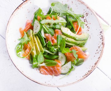 Somon salata salatalık ile