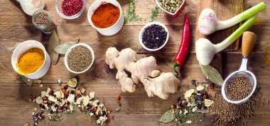 Renkli baharat ve taze otlar